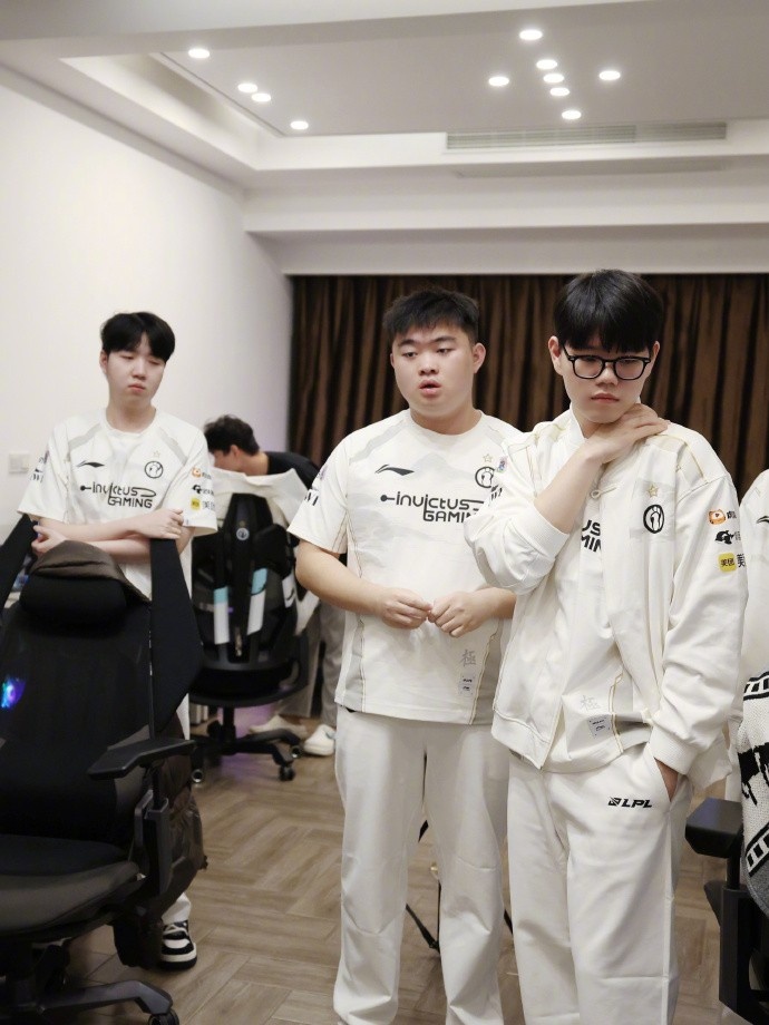 iG官媒发布德杯赛后返图：认真复盘，下场加油